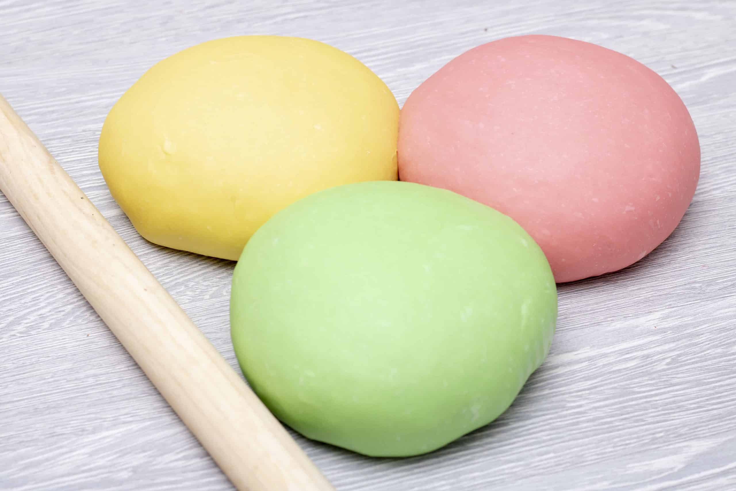 This homemade, non-toxic play-dough is the best thing ever!